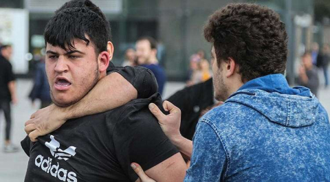 Adliye önünde "yan baktın" kavgası