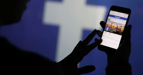 Binlerce kişinin Facebook yazışmalarını satışa çıkardılar