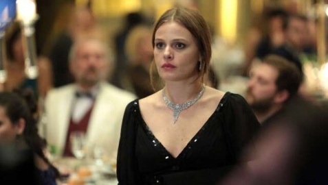 Güzel oyuncu  evinden taşındı, ev sahibini peşine düştü!