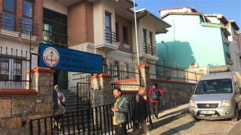 Öğrenci velisi okulda öğretmeni silahla vurdu