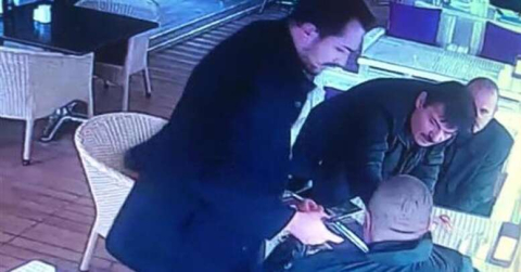 Kızına şantaj yapıldığını öğrenen baba öfkeden deliye döndü