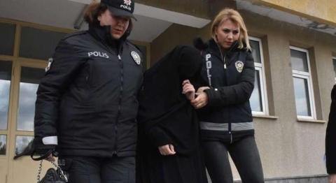 Atatürk Anıtı'na baltayla saldıran kadın, tedaviye alındı!