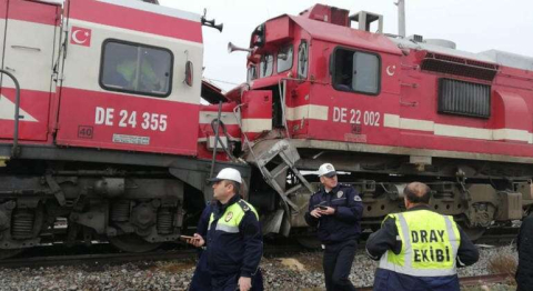 Trenler kafa kafaya çarpıştı, yaralılar var