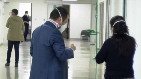 Şişe bir anda elinden düştü! Hastanede panik anları