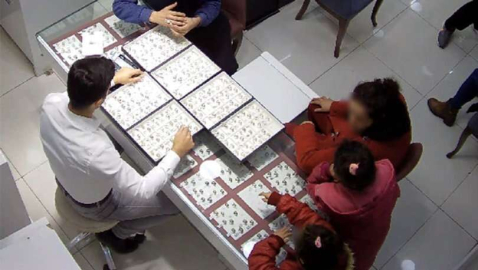 Kuyumcuda çocuklara alyans çaldıran çift aranıyor