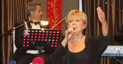 Ünlü şarkıcı sahnede fenalaştı