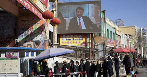 Yeni yıl kutlamalarına katılmak istemeyen müslümanlara zorla domuz eti yedirildi