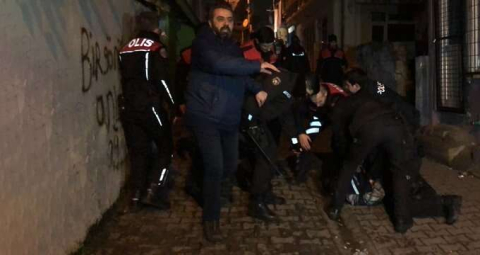 Kavgayı unutup polise saldırdılar! Çok sayıda yaralı var