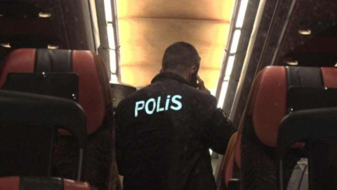 Yolcu otobüsünü durduran polis didik didik aradı
