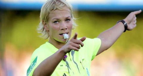 Maçı kadın hakem yönetti diye yayını iptal ettiler!