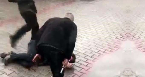 Sokak ortasında vahşet! Biri silahla vurdu, diğeri tekmeledi