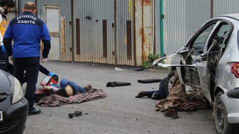 Korkunç kaza! Kadın arabanın altında kaldı, sürücü camdan fırladı!