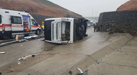 Askeri araç devrildi: 1 şehit, 20 yaralı