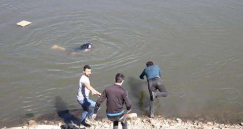 Kadını suda görür görmez atladı!