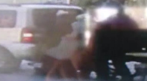 Ünlü profesör cipiyle yayaların arasına daldı…