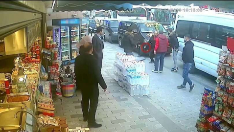 Değnekçi tartıştığı esnafa bıçakla saldırdı