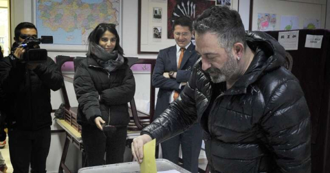 Cem Yılmaz oyunu kullandı, espriyi patlattı