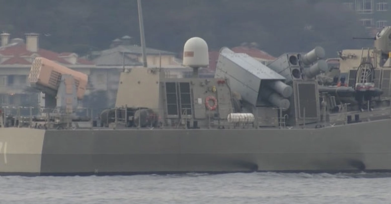 Yunan savaş gemisi Boğaz'dan geçti