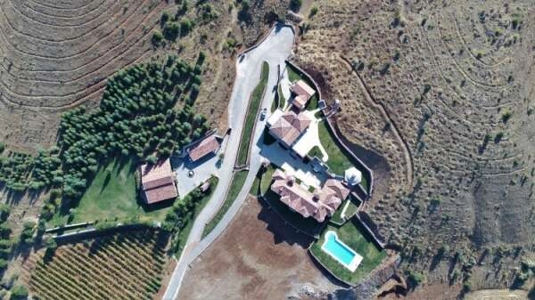 Köye saray gibi otel yaptı!