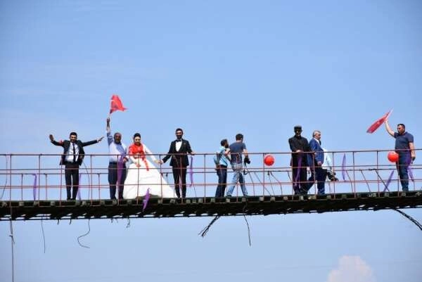 Yurdum insanı sınır tanımıyor! Asma köprüsünde düğün!