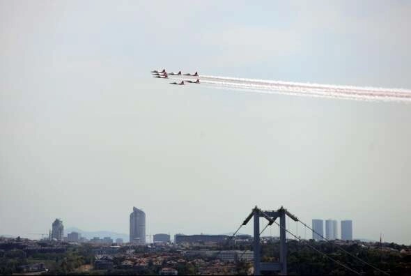 Türk Yıldızları TEKNOFEST öncesi İstanbul Boğazı'nda