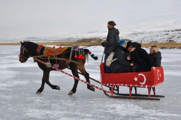 Atlı kızaklar Çıldır Gölü'ne indi