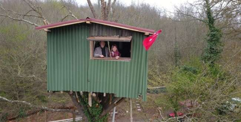 Korona virüsten korunmak için ormanda ev yaptılar