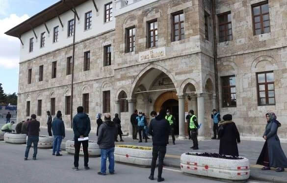 Yardım kuyruğu sandılar, sıraya girdiler!