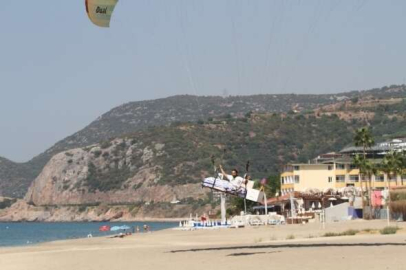 Alanya'da 'yatakla' uçtu, gökyüzünde uyudu