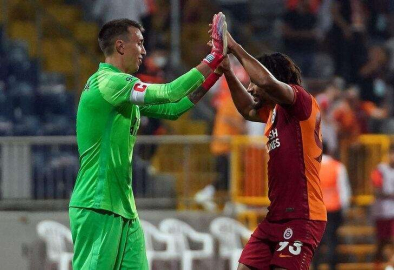 Cimbom'da Muslera kulübeye çekiliyor