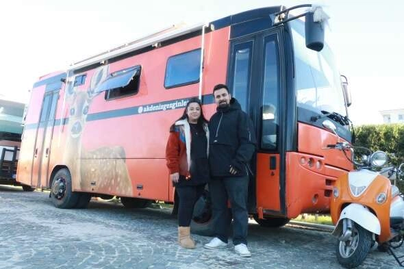 Hurda otobüsü ‘yeni gelin' karavanına çevirdiler