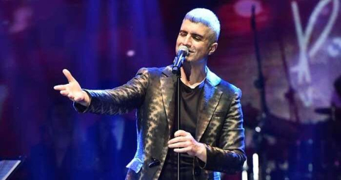 Özcan Deniz, sahnede yemin etti