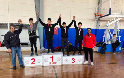 Bayraklılı güreşçiler turnuvaya damga vurdu