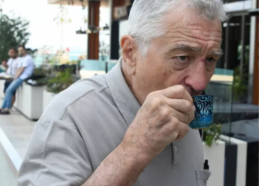 Robert De Niro'nun Boğaz keyfi! Türk yemeği yiyip lokum aldı