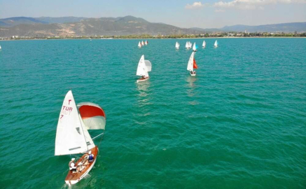 İznik Gölü’nde rüzgara karşı kıyasıya mücadele başladı