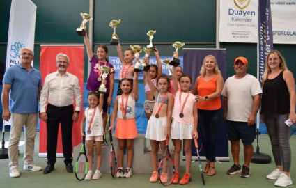 Nilüfer’de miniklerin tenis heyecanı