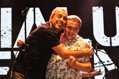 Ünlü sanatçı Haluk Levent, sahneye atlayan hayranına böyle sarıldı