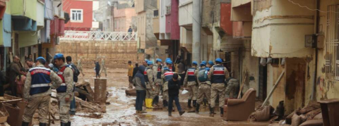 Mehmetçik selzedelerin yaralarını sarıyor