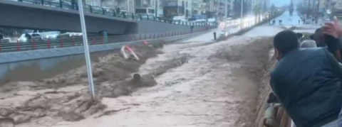 Şanlıurfa'da sel anı kameraya yansıdı!