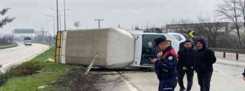 Bursa'da kontrolden çıkan kamyonet yan yattı: 1 yaralı