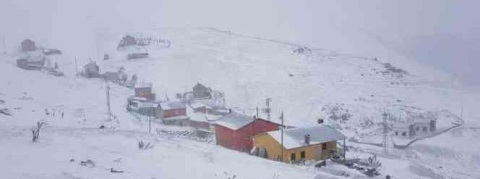 Bayburt - Trabzon sınırındaki yaylalar beyaza büründü