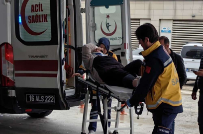 Otomobil bariyerlere çarptı 2 yaralı