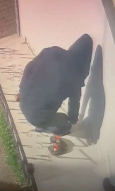 Bursa'da pişkin hırsız...Daire önündeki ayakkabıları çaldı, yerine kendi ayakkabılarını bıraktı