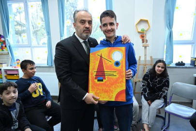 Başkan Aktaş'tan özel öğrencilere hediyeler