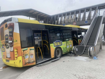 Bursa'da belediye otobüsü bariyerlere ok gibi saplandı