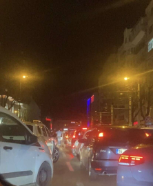 Asker konvoyu trafiği durma noktasına getirdi