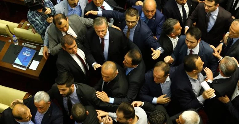 Ankara Belediye Meclis Toplantısı'nda kavga çıktı, Mansur Yavaş araya girdi