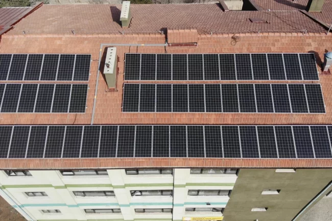 Bu okulun elektrik enerjisinin yüzde 90'ı güneşten