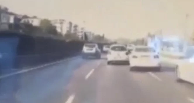 Bursa'da trafiği böyle tehlikeye düşürdü...Makas atan otomobil kamerada