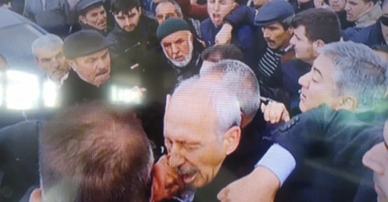 CHP lideri Kemal Kılıçdaroğlu'na şehit cenazesinde saldırı